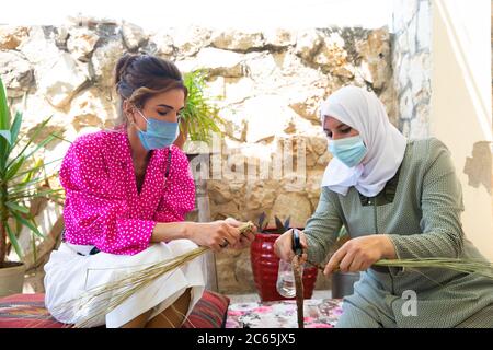 Um Qais, Jordanien. Juli 2020. Königin Rania und Prinzessin Iman von Jordanien bei einem Besuch in Beit Al Baraka und Beit Al ward in um Qais, am 06. Juli 2020, Quelle: Royal Hashemite Court/Albert Nieboer/ Netherlands OUT/Point de Vue OUT  /dpa/Alamy Live News Stockfoto