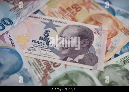 Bündel von verschiedenen türkischen Währung Lira Banknoten Stockfoto