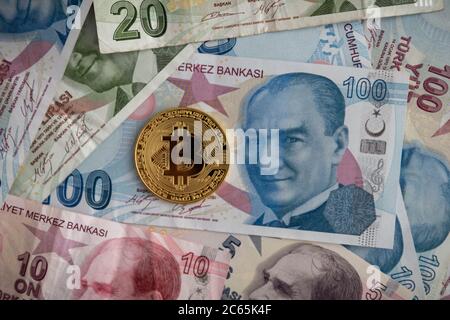 Bündel von verschiedenen türkischen Lira Banknoten und Bitcoin Stockfoto