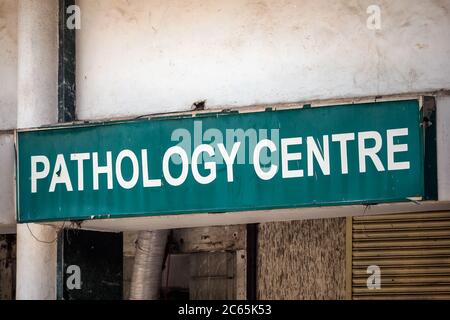 Medizinisches Büro Zeichen mit verschiedenen Abteilungen in Udaipur, Indien. Stockfoto