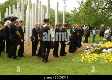 London, Großbritannien. Juli 2012. Die Menschen zollen der Gedenktafel ihren Respekt.das 7. Juli-Denkmal im Hyde Park, das für jedes der 52 Opfer des Anschlagjubiläums 2012 einen Pfosten hat. Eine Reihe koordinierter Explosionen riss 2005 drei Londoner U-Bahn-Züge und einen Doppeldeckerbus durch, tötete 52 Menschen sowie die Bomber und verletzte mehr als 700 Menschen. Kredit: David Mbiyu/SOPA Images/ZUMA Wire/Alamy Live Nachrichten Stockfoto