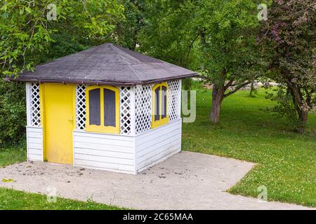 Holzpavillon im Stadtpark. Ein kleines, weißes Haus. Ein idealer Ort zum Ausruhen. Stockfoto