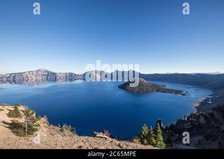 Panoramablick auf Crater Lake, an einem sonnigen Tag. Stockfoto