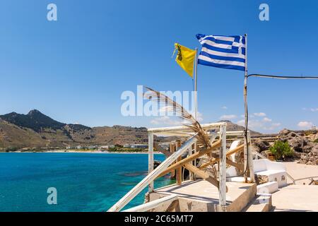 Griechische Fahne auf der Terrasse mit Blick auf Meer. Kolymbia auf der Insel Rhodos. Griechenland Stockfoto