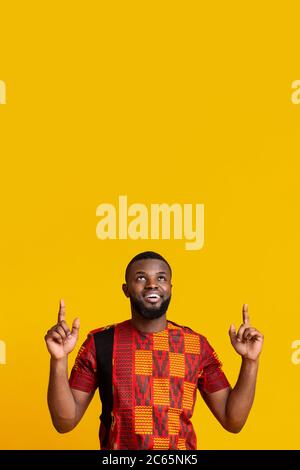 Schöner afrikanischer Mann in traditioneller Kleidung zeigt nach oben Stockfoto