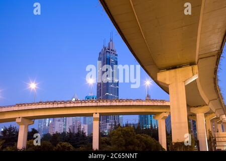 Erhöhte Autobahnen an der Kreuzung von Yan Road und Chongging, Shanghai, China, Asien Stockfoto