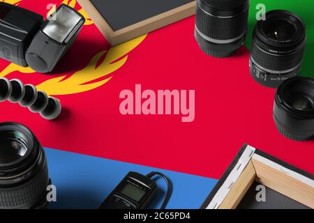 Eritrea Nationalflagge mit Draufsicht auf persönliche Fotografen Ausrüstung und Werkzeuge auf weißem Holztisch, Kopierraum. Stockfoto