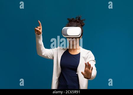 afroamerikanische Mädchen in VR-Headset und erleben virtuelle Realität Stockfoto