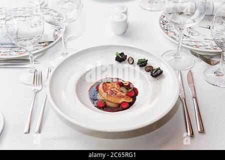 Foie Gras Gericht auf dem Tisch, getönt Stockfoto