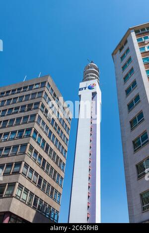 Der BT Tower im Stadtzentrum von Birmingham liegt zwischen zwei Schlepptau Hohe Bürogebäude Stockfoto