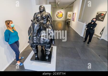 London, Großbritannien. Juli 2020. Frau auf dem Pferd, 1990, von Fernando Botero mit anderen Werken - die Operngalerie öffnet zum ersten Mal ihre Türen seit der Absperrung vor über 100 Tagen. Die Ausstellung zeigt einige der größten Namen der zeitgenössischen Kunst, darunter Werke von Damien Hirst, Andy Warhol und Fernando Botero. Kredit: Guy Bell/Alamy Live Nachrichten Stockfoto