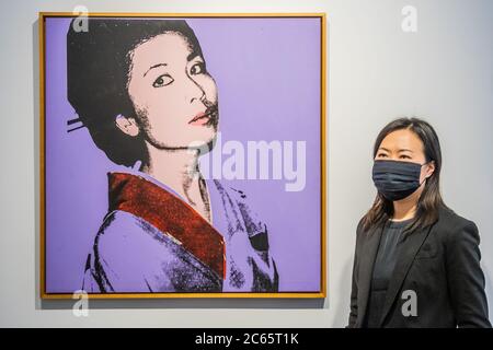 London, Großbritannien. Juli 2020. Kimiko Powers, 1972, von Andy Warhol - die Opera Gallery öffnet zum ersten Mal ihre Türen seit dem Beginn der Sperre vor über 100 Tagen. Die Ausstellung zeigt einige der größten Namen der zeitgenössischen Kunst, darunter Werke von Damien Hirst, Andy Warhol und Fernando Botero. Kredit: Guy Bell/Alamy Live Nachrichten Stockfoto