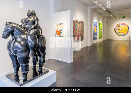 London, Großbritannien. Juli 2020. Frau auf dem Pferd, 1990, von Fernando Botero mit anderen Werken - die Operngalerie öffnet zum ersten Mal ihre Türen seit der Absperrung vor über 100 Tagen. Die Ausstellung zeigt einige der größten Namen der zeitgenössischen Kunst, darunter Werke von Damien Hirst, Andy Warhol und Fernando Botero. Kredit: Guy Bell/Alamy Live Nachrichten Stockfoto