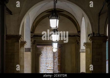 Vier hängende Lichter in einer Mitte einer Kirche Stockfoto