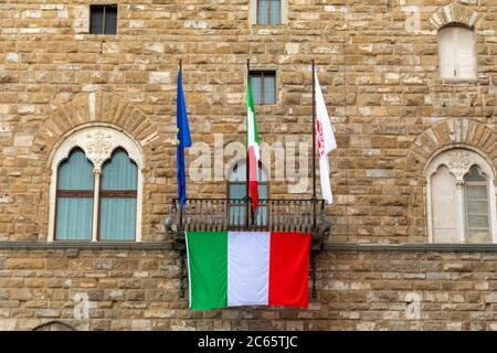 Baumfahnen auf einem Balkon, die italienische Flagge, die firenze Blazon und europäische Flagge. Stockfoto