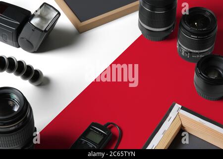 Malta Nationalflagge mit Draufsicht auf persönliche Fotografen Ausrüstung und Werkzeuge auf weißem Holztisch, Kopierraum. Stockfoto