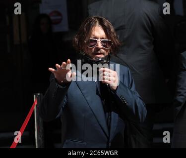 London, Großbritannien. Juli 2020. Der amerikanische Schauspieler Johnny Depp kommt am High Court in London an, wo er die Zeitung Sun wegen eines Artikels verklagt, der behauptete, er sei ein "Frau-Schläger" am Dienstag, den 7. Juli 2020. Die Studie wird voraussichtlich zwei Wochen dauern. Foto von Hugo Philpott/UPI Kredit: UPI/Alamy Live Nachrichten Stockfoto