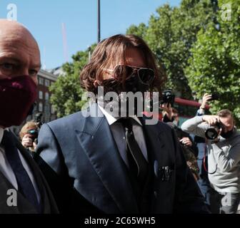 London, Großbritannien. Juli 2020. Der amerikanische Schauspieler Johnny Depp kommt am High Court in London an, wo er die Zeitung Sun wegen eines Artikels verklagt, der behauptete, er sei ein "Frau-Schläger" am Dienstag, den 7. Juli 2020. Die Studie wird voraussichtlich zwei Wochen dauern. Foto von Hugo Philpott/UPI Kredit: UPI/Alamy Live Nachrichten Stockfoto