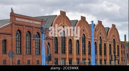 07. Juli 2020, Sachsen, Chemnitz: Blick auf die markante Architektur des Chemnitzer Industriemuseums. Unter der Überschrift „Boom. 500 Jahre Industriekultur in Sachsen', öffnet das Museum nach mehrmonatiger Schließung im Rahmen der 4. Sächsischen Landesausstellung am 11. Juli wieder seine Pforten für Besucher. Die Ausstellung steht unter dem Motto "MaschinenBoom." und wird die Rolle von Maschinen in unserem Leben diskutieren. Die Landesausstellung ist auf sechs Standorte in Chemnitz, Zwickau, Oelsnitz/Erzgebirge, Crimmitschau und Freiberg verteilt und wird Industriegeschichte für Besucher an authentischer Lage zum Leben erwecken Stockfoto