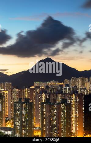 Apartments von Kowloon bei Sonnenuntergang, Hongkong Stockfoto