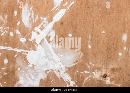 Abstrakte Hintergrund Foto Textur mit weißer Farbe spritzt über Holzfurnier Blatt Oberfläche Stockfoto