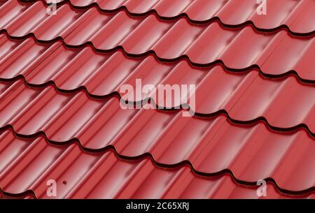 Rote Metallschindeln Dachneigung, Hintergrund Foto Textur Stockfoto