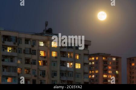 Vollmond über Nacht Stadt Baku Stockfoto