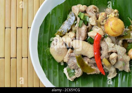 Würzig gekochtes Huhn und Eiersalat auf Bananenblatt auf dem Teller Stockfoto