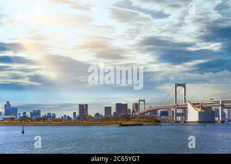 tokio, japan - april 04 2020: Seascape der Vogelinsel Odaiba Bay vor der zweischichtigen Regenbogenbrücke im Hafen von Tokio Stockfoto