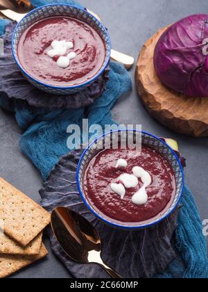 Leichte Rotkohlcremesuppe in Schüsseln Stockfoto