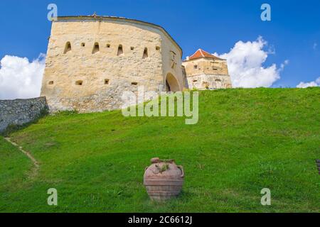 Historische Zitadelle Eingang, mittelalterliche Festung von Rasnov in Rumänien. Defensive System. Stockfoto