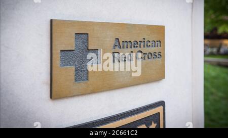 Chicago IL USA - 30. Juni 2018 - American Red Cross Zeichen in Steinmauer, Veterans Vietnam Memorial (nur für redaktionelle Verwendung) Stockfoto