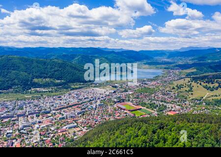 Luftaufnahme Berg Stadt in Rumänien, Sommerlandschaft von Piatra Neamt Stadt in einer schönen Gegend Stockfoto