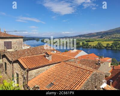 Minho River und TUI Village. Der TUI Fluss ist eine natürliche Grenze zwischen Portugal und Spanien Stockfoto