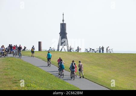 Kugelbake, Deich mit Radfahrern und Wanderern in Cuxhaven-Döse, Nordseebake Cuxhaven, Niedersachsen, Deutschland, Europa Stockfoto