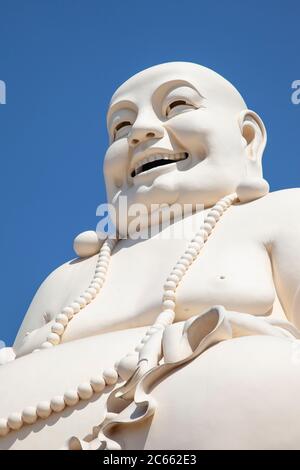 Riesige Lachende Buddha-Statue im Vinh Trang Pagode Komplex in der Nähe von My Tho Stadt, Vietnam, die Glück und Viel Glück. symbolisiert Stockfoto