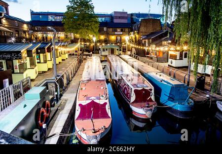 Barges in Camden Lock bei Nacht London UK Stockfoto