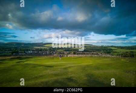 Lauder, Großbritannien. Juli 2020. Lauder, Scottish Borders. 6. Juli 2020 Kenn-Golfer, George Cessford, abgebildet, seinen Putt über dem Loch auf dem 6. Green im Lauder Golf Club hängen zu lassen, während die Abendsonne lange Schatten über die Steigungen der Grüns wirft. Quelle: phil wilkinson/Alamy Live News Stockfoto