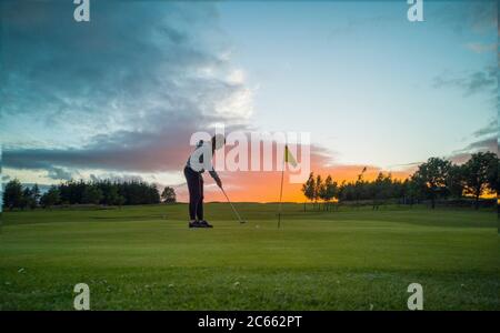 Lauder, Großbritannien. Juli 2020. Lauder, Scottish Borders. 6. Juli 2020 Naomi Cessford hat das 9. Grün des Lauder Golf Club auf dem Bild, als ein feuerkümer Sonnenuntergang über den schottischen Grenzen fällt. Quelle: phil wilkinson/Alamy Live News Stockfoto