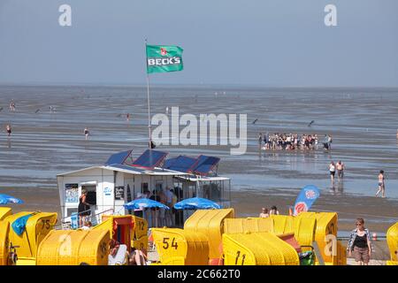 Strandrestaurant mit überdachten Korbstühlen in Cuxhaven-Duhnen, Nordseebaat Cuxhaven, Niedersachsen, Deutschland, Europa Stockfoto