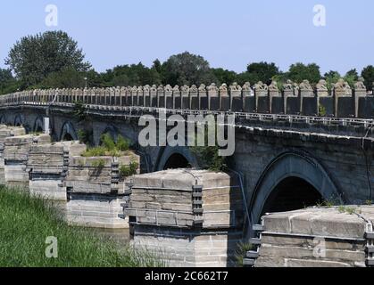 Peking. Juli 1937. Das Foto vom 7. Juli 2020 zeigt einen Blick auf die Lugou-Brücke in Peking, der Hauptstadt Chinas. Am 7. Juli 1937 griffen japanische Soldaten chinesische Streitkräfte an der Lugou-Brücke an, auch bekannt als Marco Polo-Brücke, was den Beginn der japanischen Invasion in China und der achtjährigen Gräueltaten der japanischen Armee an chinesischen Zivilisten markierte. Quelle: Zhang Chenlin/Xinhua/Alamy Live News Stockfoto