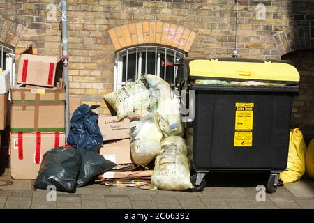 Kartons, Karton, gelbe Beutel für Plastikmüll, gelbe Mülltonne, Recycling-Behälter für Papiermüll Bremen, Deutschland, Europa Stockfoto