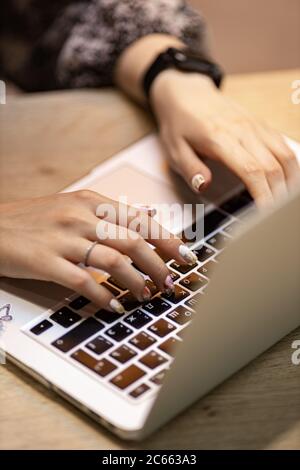 Frauen Hände tippen auf einem Laptop-Computer, abgeschnitten Ansicht Stockfoto