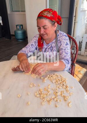 Türkische Knödel, Zubereitung, Manti, Turgureis, Bodrum, Mugla, Türkei Stockfoto