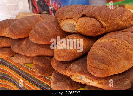 Bauernbrot auf dem Markt in Turgut Reis, Bodrum, Mugla, Türkei Stockfoto