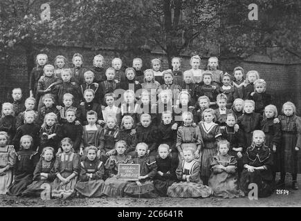 Klassenfoto einer Mädchenklasse, 1910, Deutschland / Klassenfoto einer Mädchenklasse, 1910, Deutschland, Historisch, historisch, digital verbesserte Reproduktion eines Originals aus dem 19. Jahrhundert / digitale Reproduktion einer Originalvorlage aus dem 19ten Jahrhundert. Jahrhundert Stockfoto