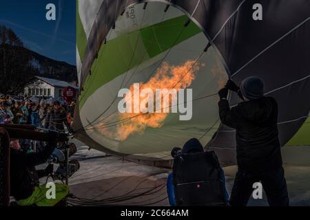 Flamme zum Erhitzen der Luft eines Heißluftballons Stockfoto