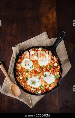 Gusseiserne Pfanne mit Shakshuka-Eiern Stockfoto