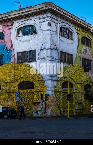 Graffiti an einer Hauswand in Testaccio, Rom, Italien Stockfoto