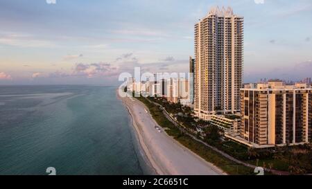 Miami Beach, Florida, USA. Juli 2020. Dawn in Miami Beach in den Vereinigten Staaten. Die Strände waren für den gesamten Unabhängigkeitstag geschlossen, da neue COVID-19 Fälle weiter ansteigen. Kredit: William Volcov/ZUMA Wire/Alamy Live Nachrichten Stockfoto